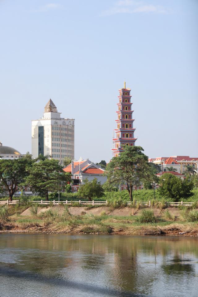 广西边境这座“三沿五点”城，一街跨两国，公交10元直达越南！