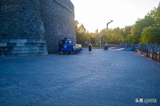 朝宗楼是荆州城墙上唯一的古城楼,所以有两道铁门把关,闲人莫近