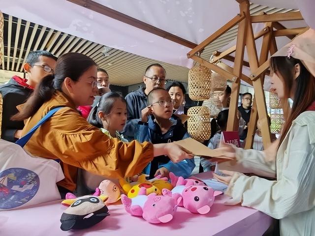 济南这处新开放的打卡地持续火爆，互动游戏区大排长队，有萌娃假期连逛两天