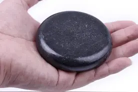 别再佩戴这种石头了，打着“保健石”口号，实则核辐射超标1050倍图片