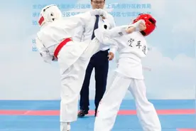 “嘿！吃我一踢！”图片