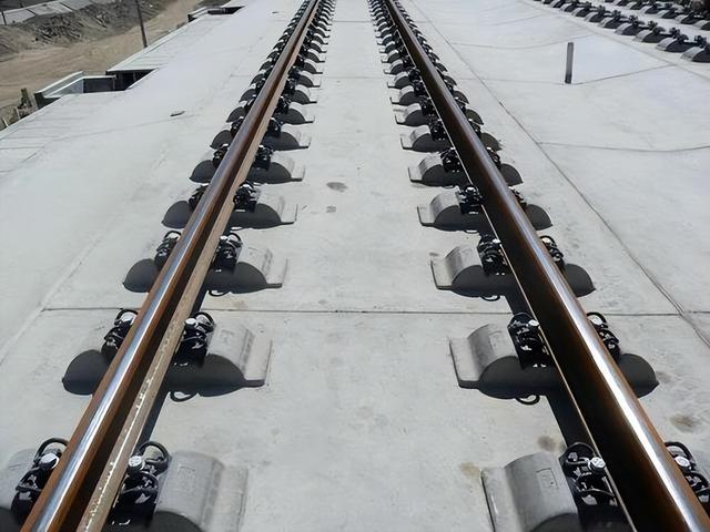 为啥火车轨道要铺设碎石子，而高铁轨道却不用铺呢？有啥科学解释