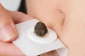 58岁大叔每晚用艾草敷肚脐，坚持半年后体检，医生直言：变化真大图片
