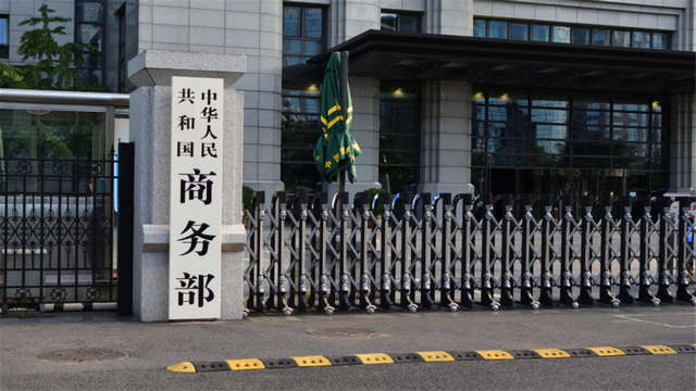 特朗普“夜袭”韩国！不到24小时，中国挥出重拳：113%关税