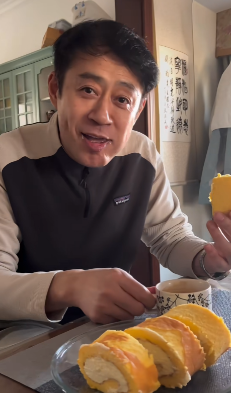 53岁刘钧现状：住北京郊区别墅，一直未婚与小猫作伴，自己做饭吃