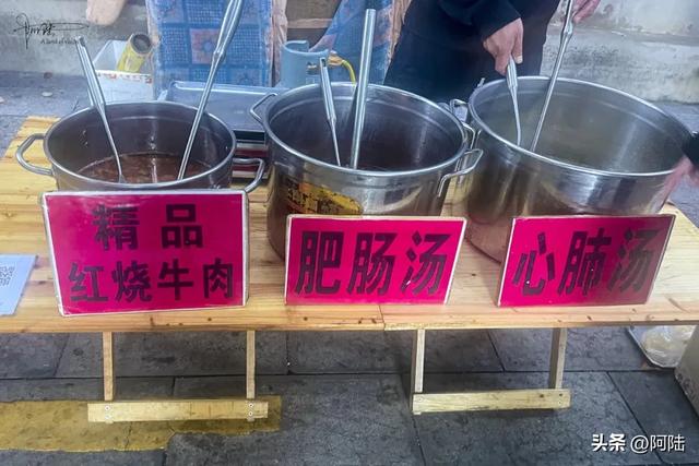 傍晚偶遇社区边的小小美食街，好几个摊位前都排着长队