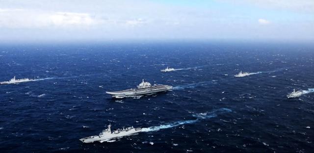 中美舰艇激烈对峙	，美舰猛冲向052D，当场过招，我军笑到最后