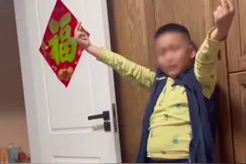 10岁男孩因竖中指被罚竖1小时，边哭边认错，爸爸回应：平时就竖中指，后来在试卷上画，应该再不敢了图片