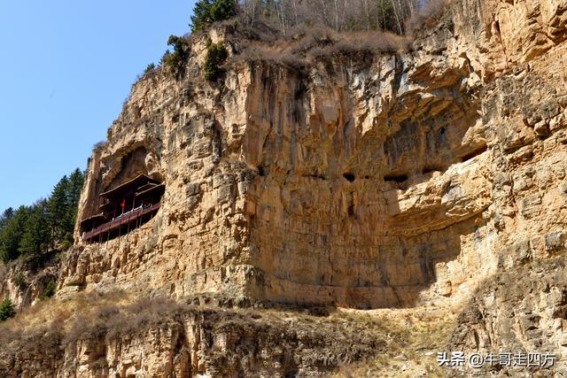 山西宁武石门悬棺：万仞崖龛藏古柩、千年石棺映翠岚