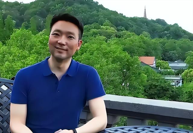 "央视一哥"康辉	，丁克一辈子，却在四十岁接到一通电话让他后悔