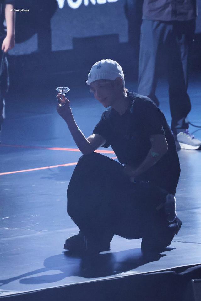 文娱榜又爆了！边伯贤凭“宠中粉”稳坐中永一，这份用心谁能不服