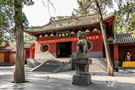 100年前，一个日本摄影师来到河南登封，拍到了焚毁前的少林寺图片