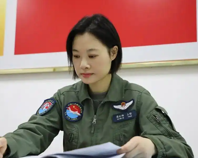 阅兵女机长身份曝光！私生活被扒牺牲太大，老公不简单，央视点名