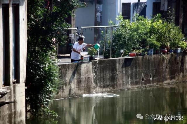 这条河边老街的“慢生活”：他们沿用数十年前的方式，一晃半生