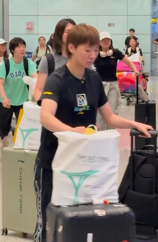 国乒日本返程北京，马琳一路最忙，请王楚钦签名，喊孙颖莎登机！