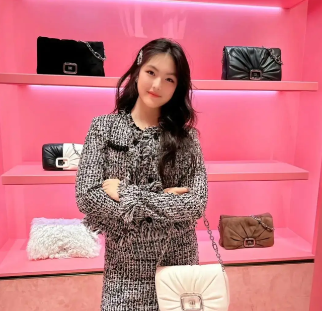 李湘怒了，与前夫女儿买高奢被拍，三人体型都很胖 王诗龄满脸