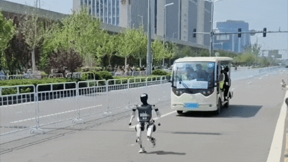 全球首款！高性能人形机器人跑跳进入万元机时代