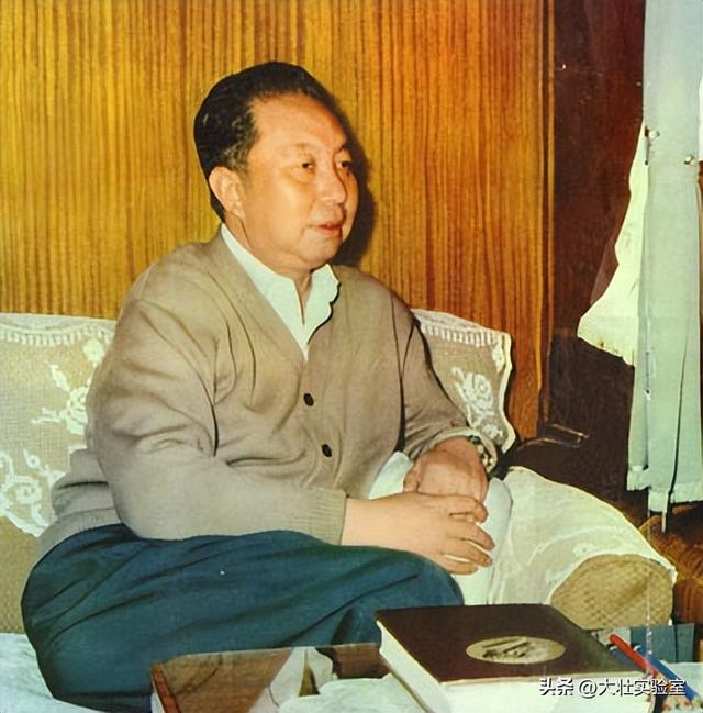 华国锋夫人韩芝俊有多美？1961年全家在长沙留影，30岁她端庄贤惠