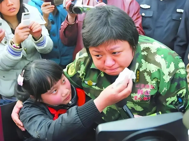 贪污上亿、假慈善？被实名举报的韩红，如今连坐椅子都成了“错”