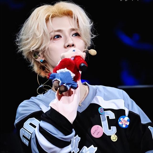 与鹿晗分手传闻七个月后，关晓彤成功破局，高调官宣喜讯全网恭喜