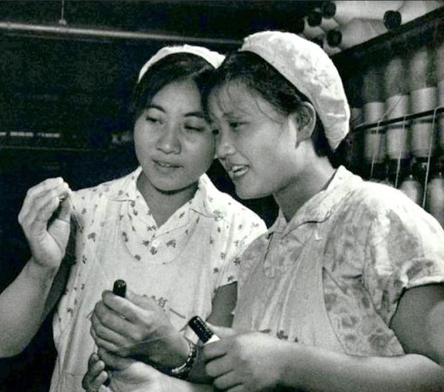 新中国第一位女副总理吴桂贤逝世！她与技术员丈夫恩爱一辈子