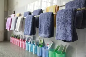 服刑人员是怎么洗澡的？很多人无法想象图片