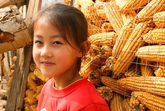 后不后悔？宁夏那个一笑成名拒绝百万签约的小女孩，现在成了这样