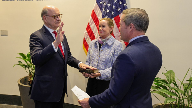 中国代表当场应战，既然美国代表自己送上门来，中方也不留情面了