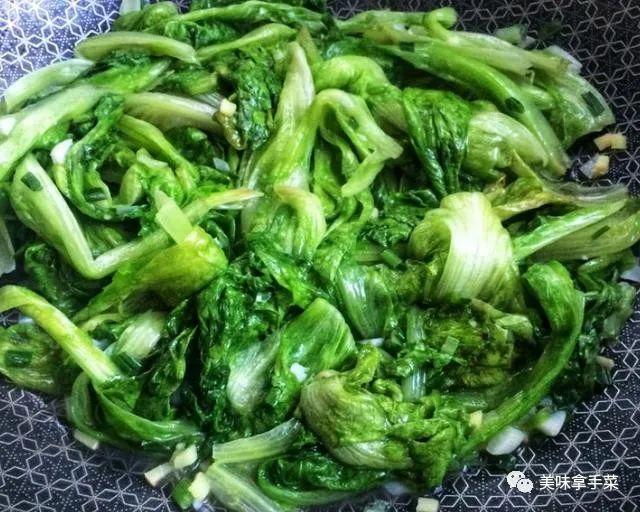 炒生菜的做法，教你饭店炒法，油润清脆，菜味十足