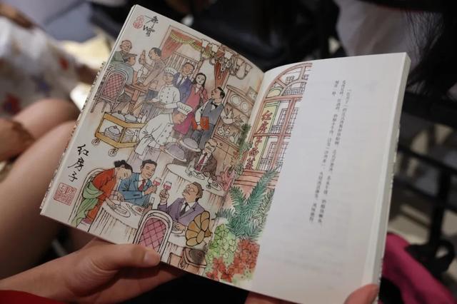 淘书逛展、夜游夜市、盖章打卡……上海书展的快乐，弥漫在整座城市→