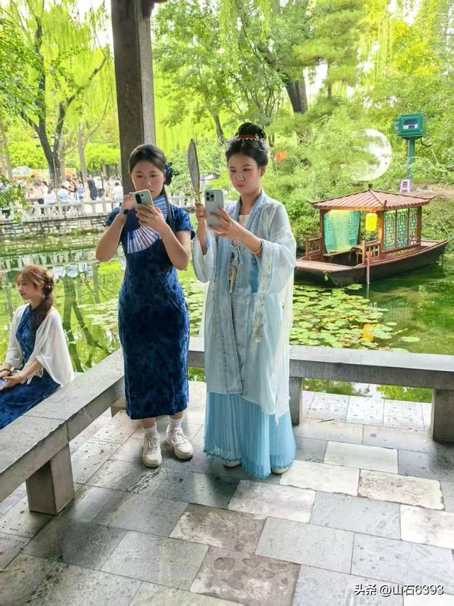 新华社原军事记者陶俊峰国庆美拍“挤南”啦：《人山人海游名泉》