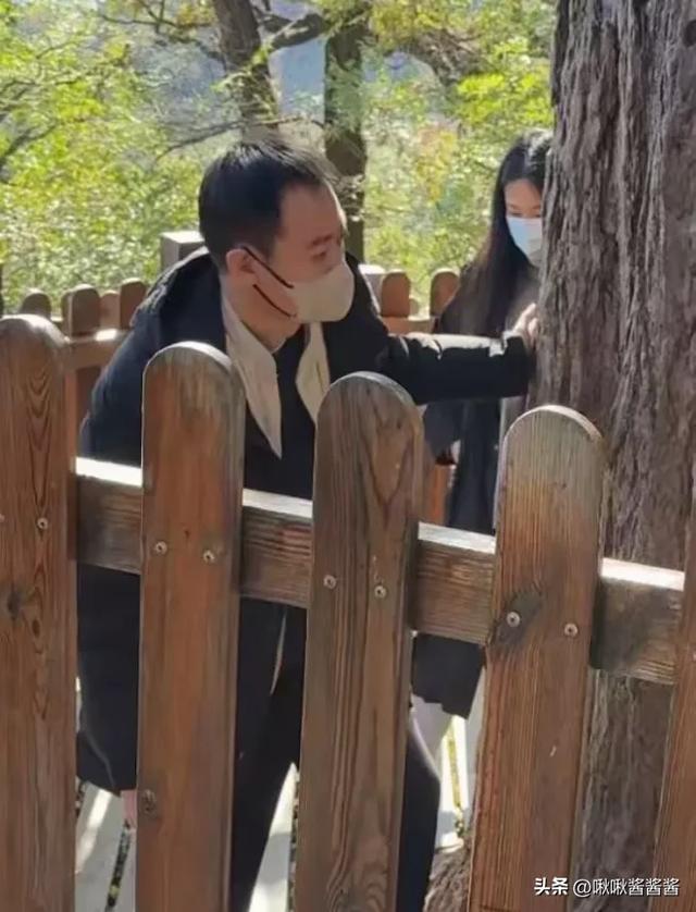 辛柏青终于露面了！和李乃文一起现身大孤山，17岁女儿像朱媛媛