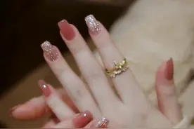 裸粉色跳色美甲：好仙好美图片