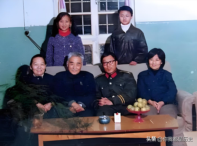 1975年，黄维与妻子蔡若曙的合影，一脸倔强，第二年两人阴阳相隔