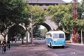 为什么几十年前中国流行无轨电车？1882年4月29日西门子展示电车图片