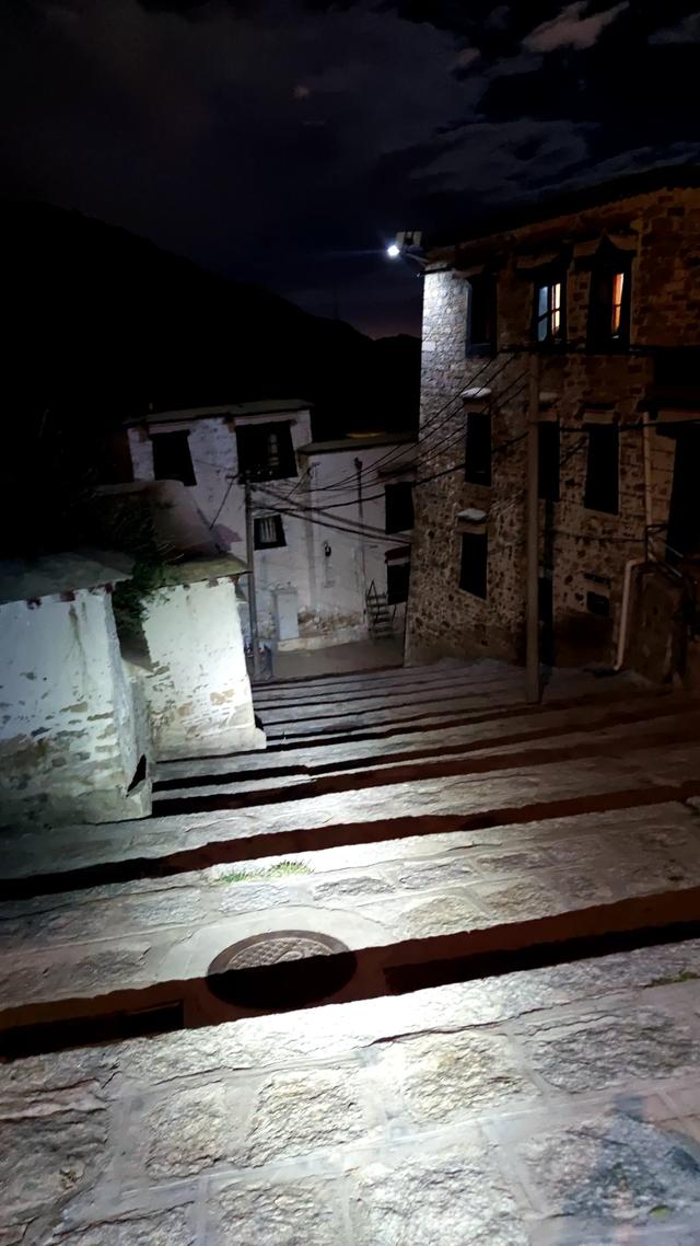 爬拉萨哲蚌寺后山，从海拔3600米到山顶5300米，上下20公里