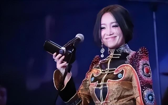 她连上4次春晚，和恩师同居怀孕，被骗流产，57岁依然无人敢娶