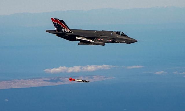 出大事！美国亮杀手锏：F-35搭载核弹起飞，毒刀已伸到中俄脖子下