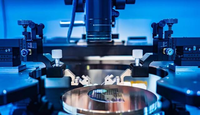 荷兰真急了？阿斯麦表达搬离态度，俄媒：光刻机卖不卖中国成关键