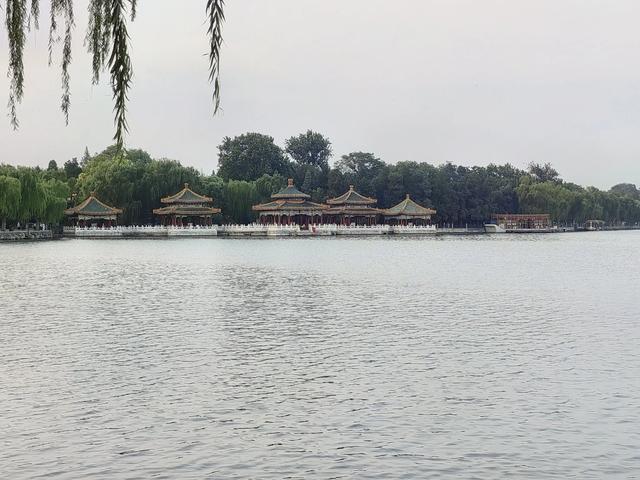 北京北海公园：都有哪些景点，绕湖走一圈看看。