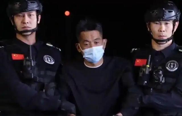 大快人心！2.7万亿电诈主犯佘智江被押解回国！下飞机时腿都软了