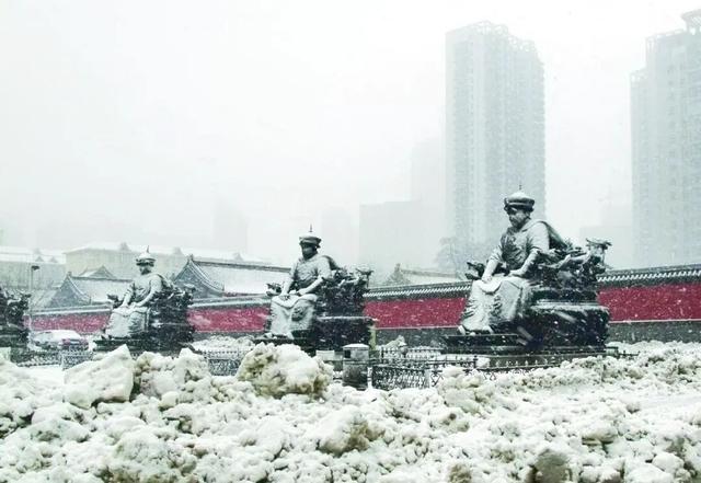 2005年沈阳，皇寺广场上的清十二帝像