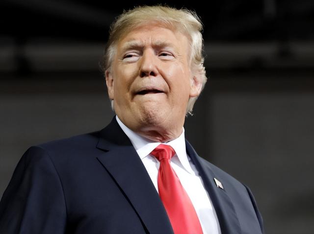 英伟达交 15%“保护费”，苹果送金摆件！特朗普咋总薅科技羊毛？