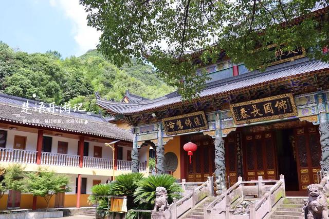 浙江宁波这个古村藏于山谷，千年古寺与清溪相对而居，幽静古朴