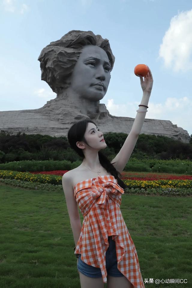 中传校花李乐涵，明眸摄人又有黑天鹅气质，妩媚到让人沦陷！