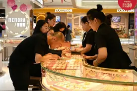 金价创两年多以来最大跌幅！北京多家金店大力度优惠，但买的人不多图片