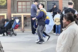 秋瓷炫回北京，和于晓光带儿子逛环球影城，夫妻俩瘦又高都好上镜图片