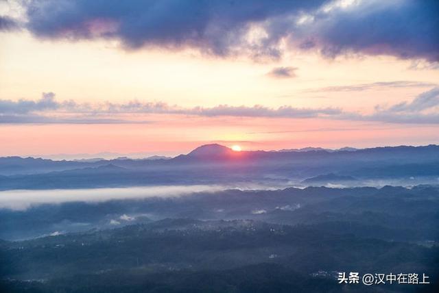 汉中云峰寺日出：金光照破雾千层，半是仙踪半是尘​！