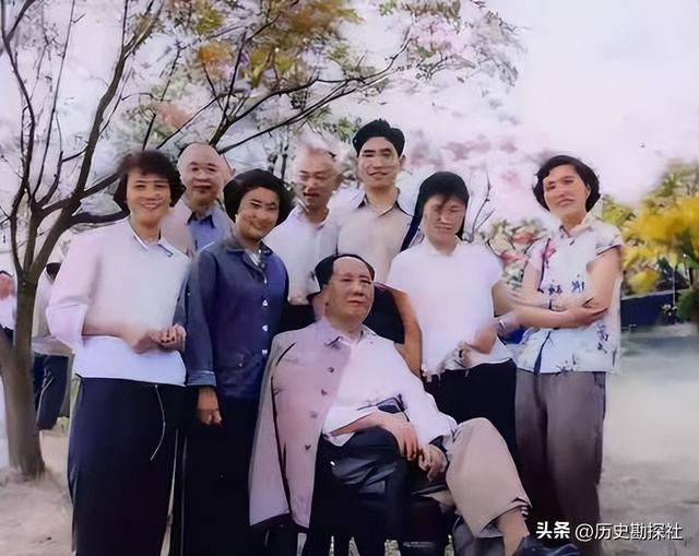 毛主席的机要秘书谢静宜有多美？长相清纯可爱，当过北京市委书记