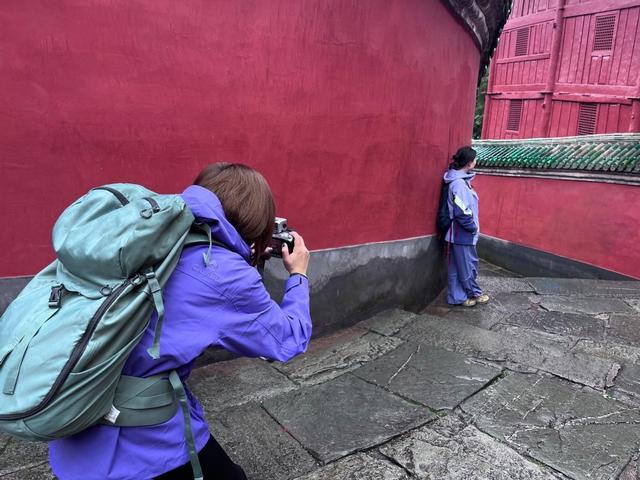 武当山：秋雨连绵游客热度不减 各部门雨中坚守暖心服务